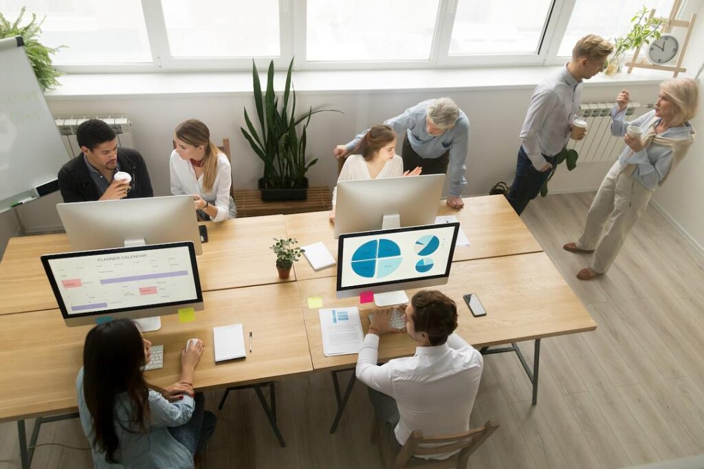 Presioni në tregun e punës, bizneset rrisin pagat, por sakrifikojnë shpërblimet dhe trajnimet